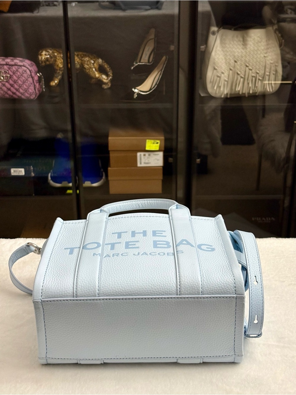 MARC JACOBS THE LEATHER SMALL TOTE BAG & MATCHING WALLET — CLOUD BLUE - Picture 7 of 16
